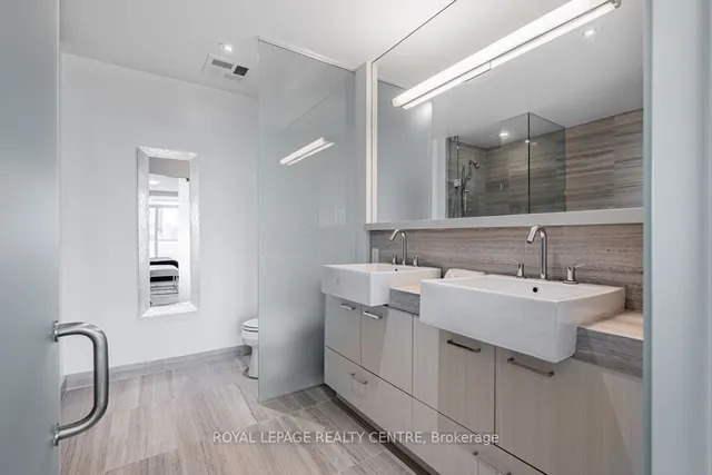 Additional image 21 of 170 Avenue Rd Unit 611