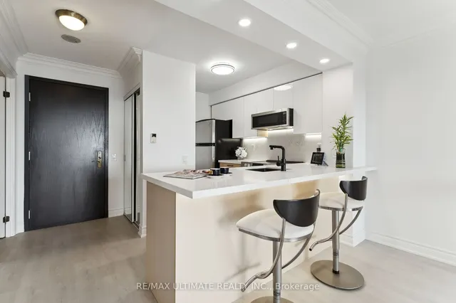 Additional image 30 of 2 Clairtrell Rd Unit #1008