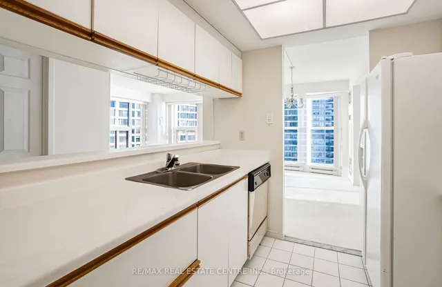 Additional image 13 of 99 Harbour Sq Unit 1702