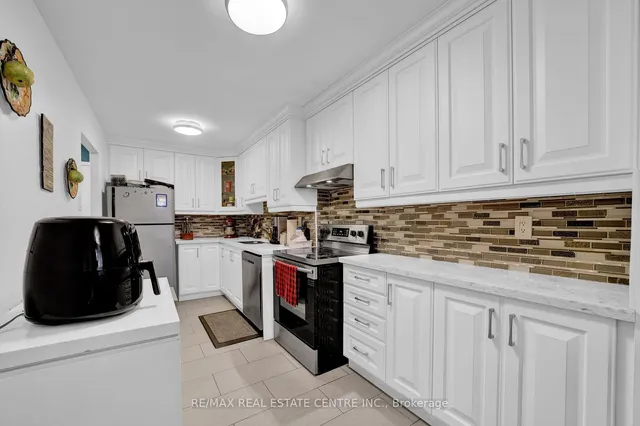 Additional image 16 of 4062 Lawrence Ave Unit 106