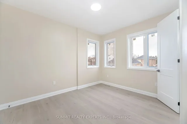 Additional image 25 of 9 Keewatin Gate