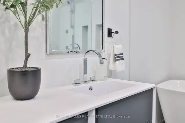 Additional image 18 of 38 Avenue Rd Unit 111