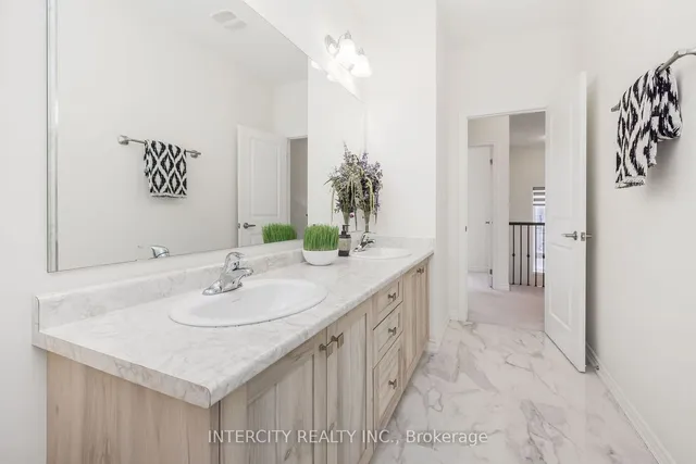 Additional image 32 of 54 Moorcroft Pl