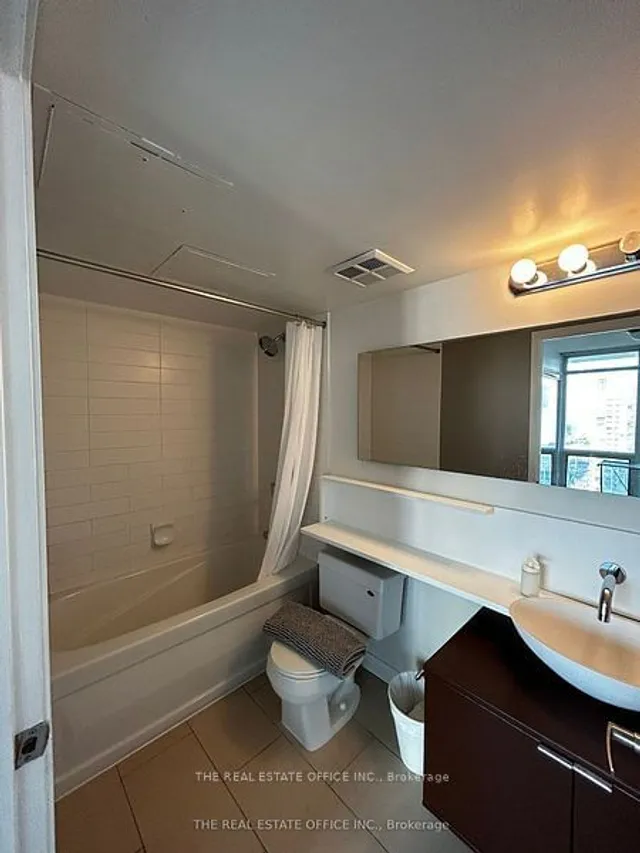 Additional image 14 of 15 Fort York Blvd Unit 2808