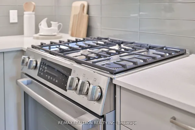 Additional image 15 of 285 Avenue Rd Unit 403