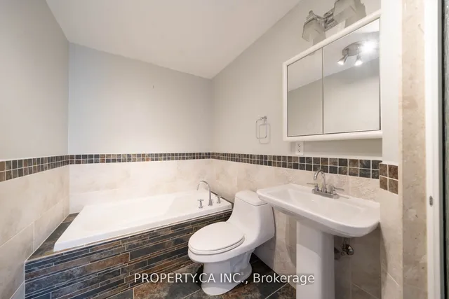 Additional image 18 of 473 Dupont St Unit 3