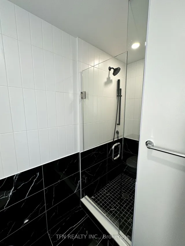 Additional image 11 of 327 King St Unit 4105