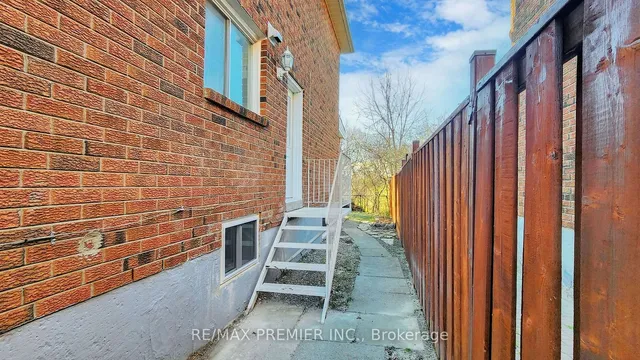 Additional image 40 of 105 Fairglen Ave