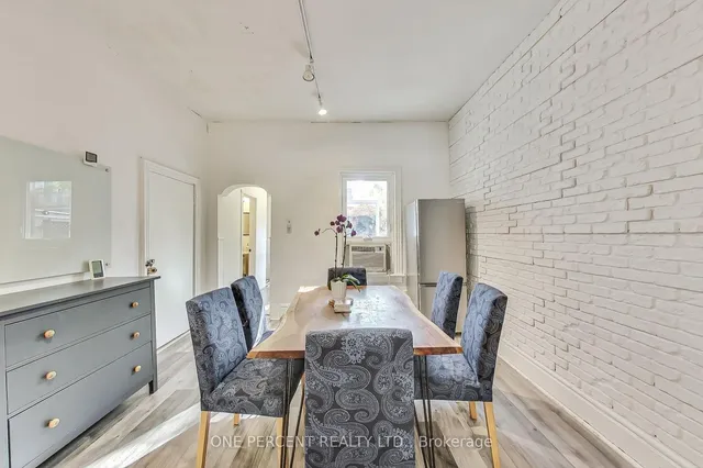 Additional image 11 of 825 Adelaide St