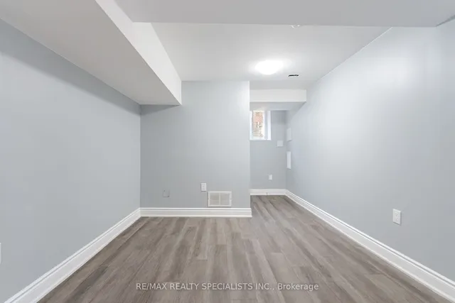 Additional image 34 of 18 Sanford Cres