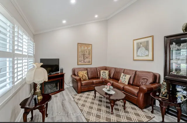 Primary image of 30 Lawrence Cres