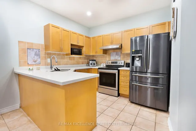 Additional image 3 of 13 Stable Gate