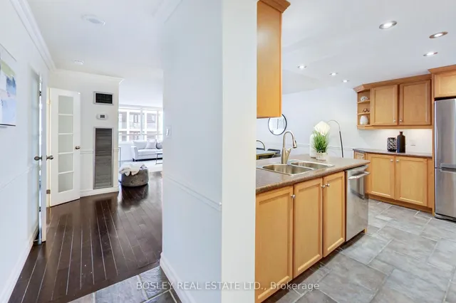 633 Bay St Unit 2005