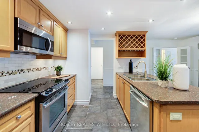 Additional image 3 of 633 Bay St Unit 2005