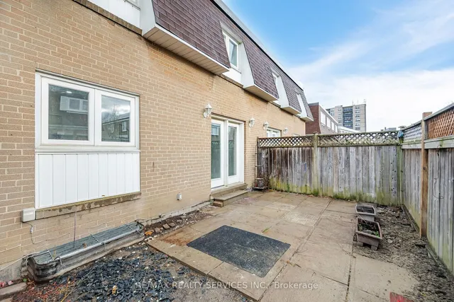 Additional image 33 of 41 Town House Cres