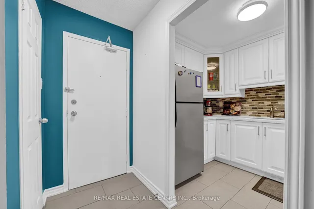 Additional image 5 of 4062 Lawrence Ave Unit 106