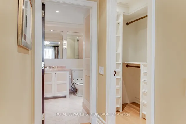 Additional image 34 of 38 Avenue Rd Unit 808