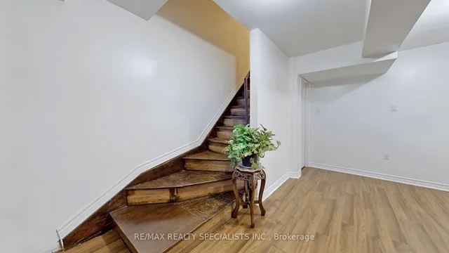 Additional image 32 of 66 Vintage Gate