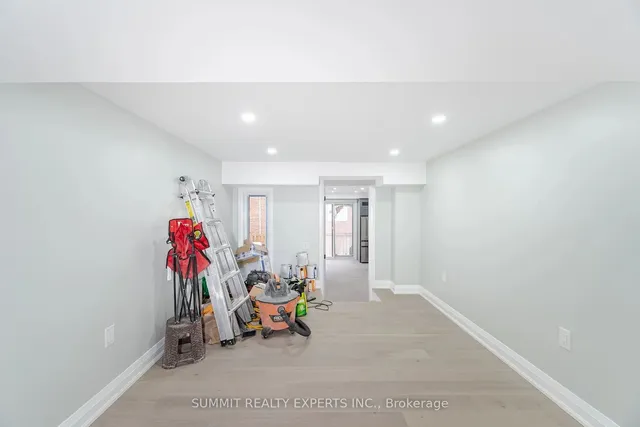 Additional image 16 of 9 Keewatin Gate