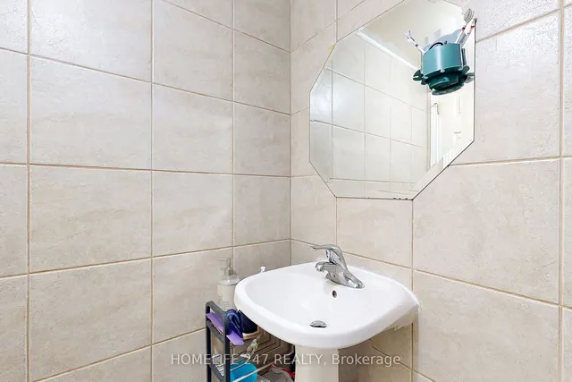 Additional image 31 of 82 Conn Smythe Dr