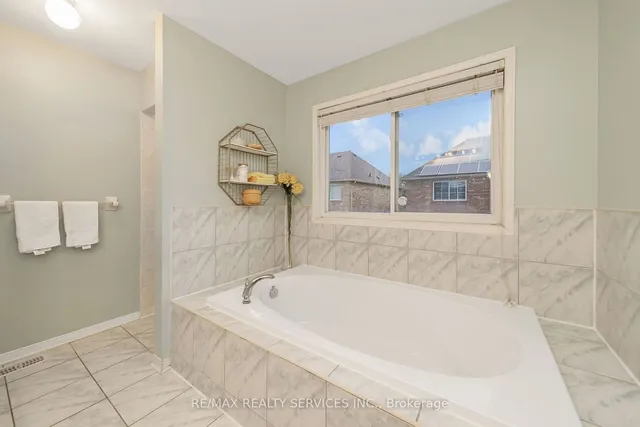 Additional image 23 of 77 Crown Victoria Dr