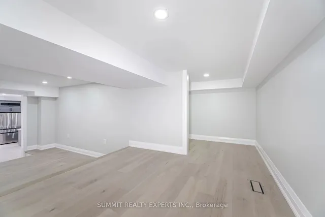 Additional image 18 of 9 Keewatin Gate