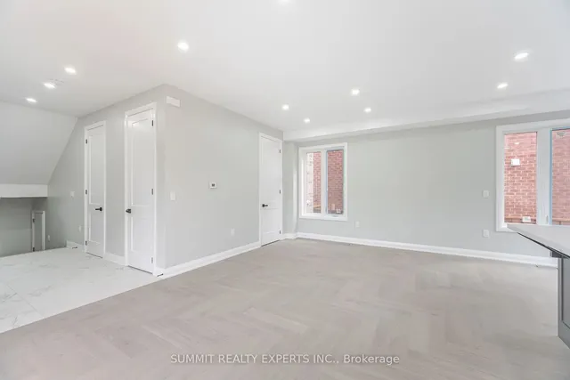 Additional image 10 of 9 Keewatin Gate