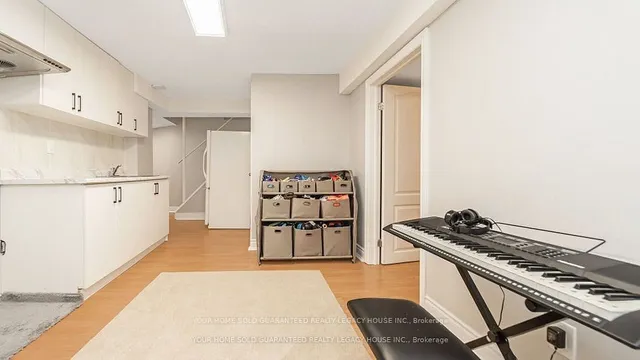 Additional image 29 of 60 Roehampton Cres