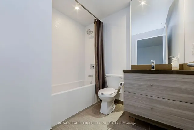 Additional image 17 of 525 Adelaide St Unit 819