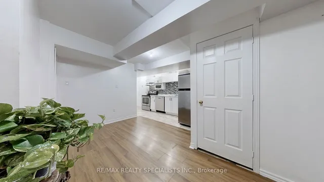 Additional image 33 of 66 Vintage Gate