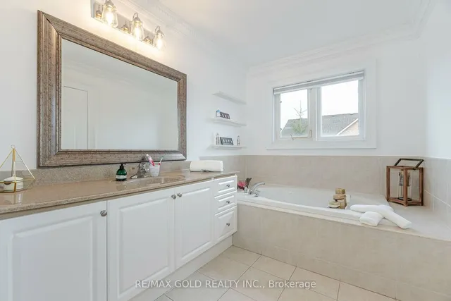 Additional image 15 of 26 Regis Circ