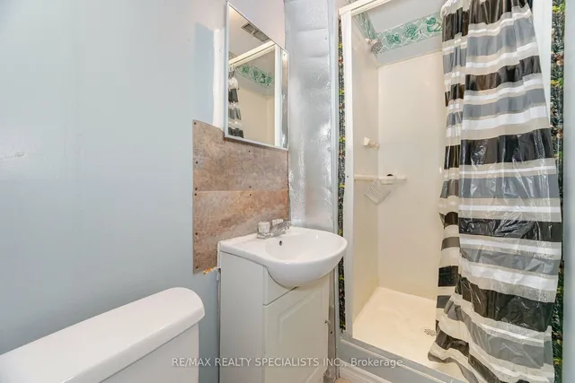 Additional image 34 of 8 Guildford Cres Unit 8