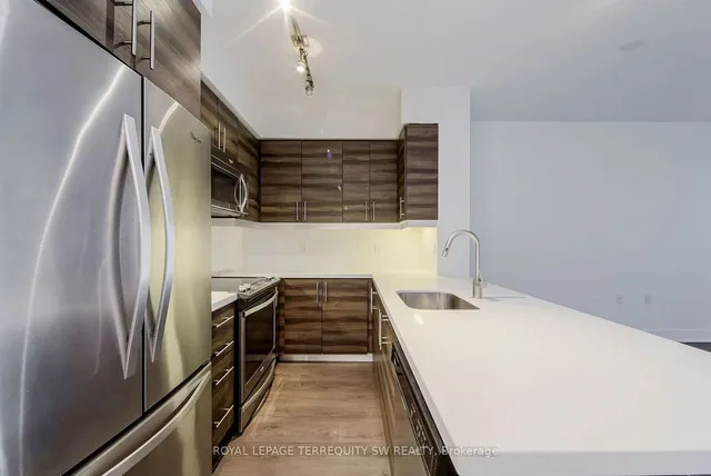 Additional image 20 of 525 Adelaide St Unit 819