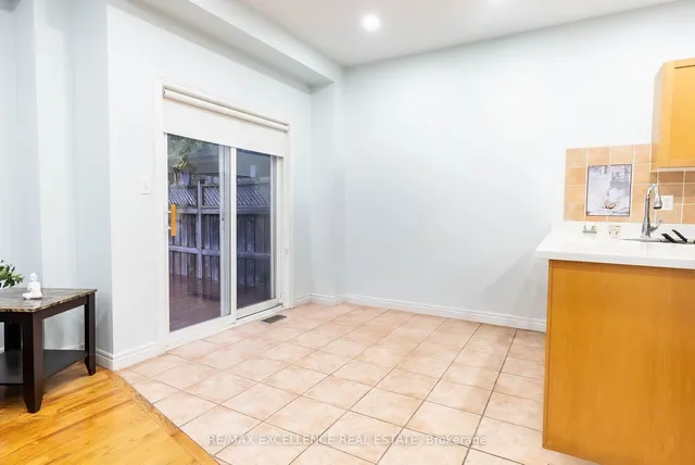 Additional image 11 of 13 Stable Gate