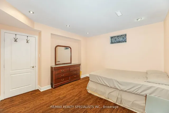 Additional image 33 of 36 Dunvegan Cres