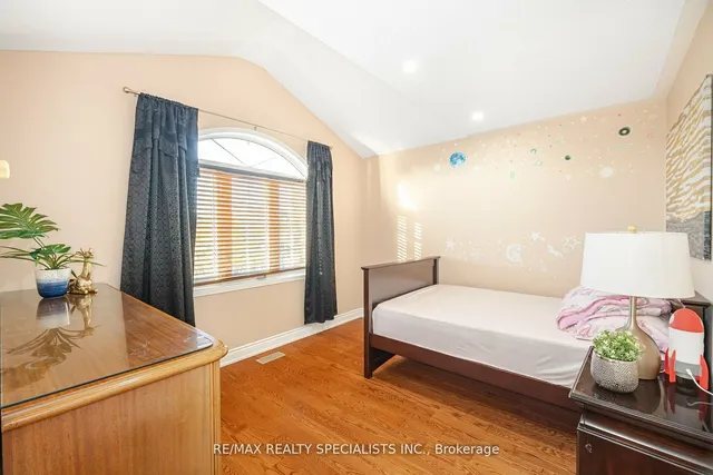 Additional image 24 of 36 Dunvegan Cres