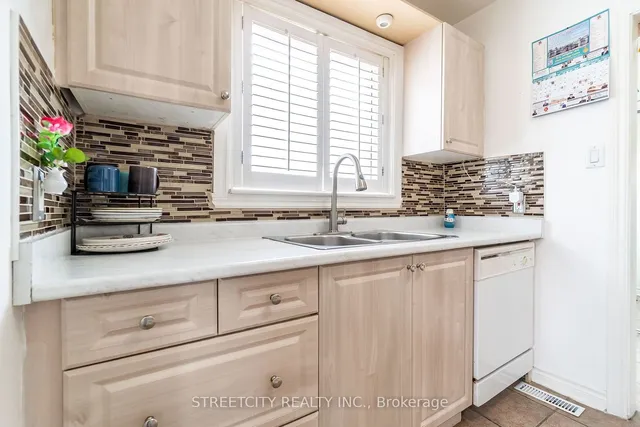 Additional image 10 of 57 Town House Cres