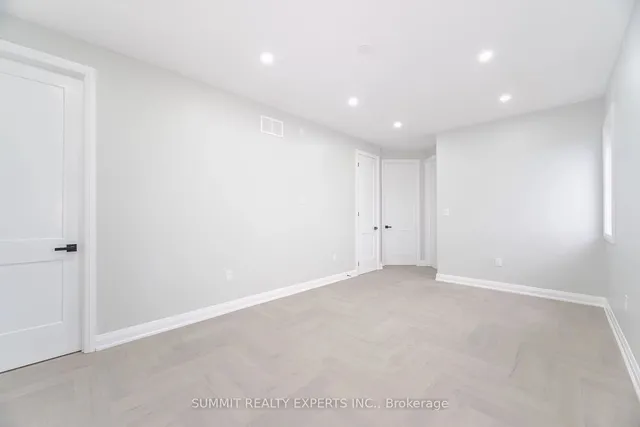 Additional image 23 of 9 Keewatin Gate