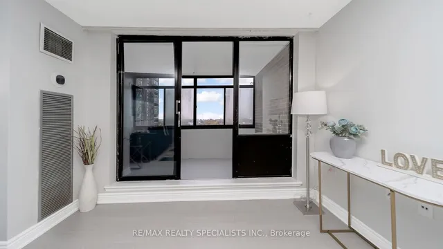 Additional image 32 of 18 Knightsbridge Rd Unit 1011