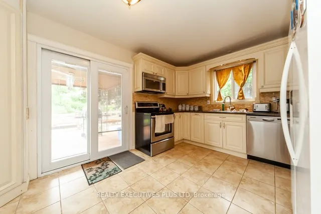 Additional image 28 of 46 Lorraine Cres