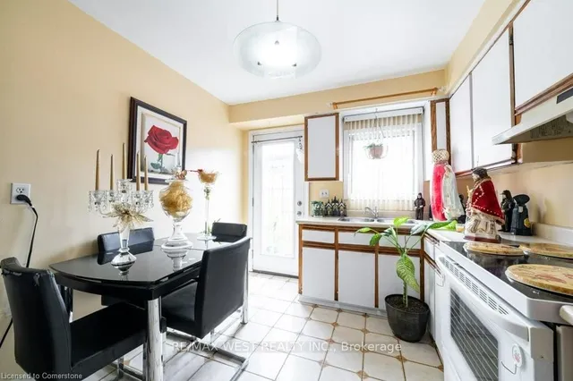 Additional image 10 of 13 Rolyat St