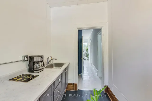 Additional image 27 of 825 Adelaide St