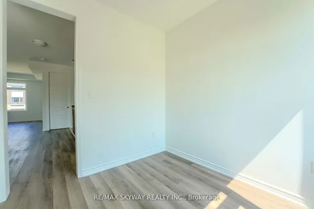 Additional image 23 of 4 Plume St