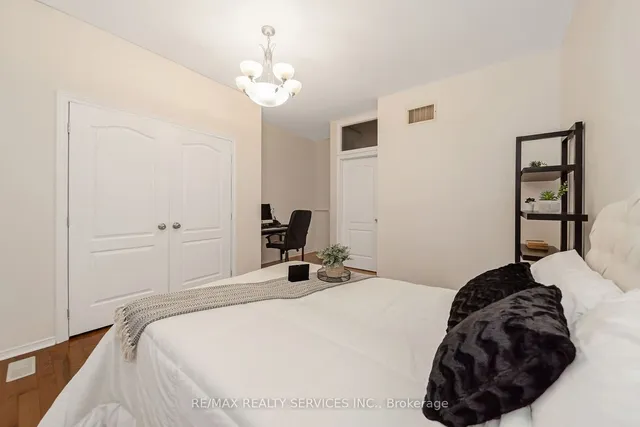 Additional image 18 of 77 Crown Victoria Dr