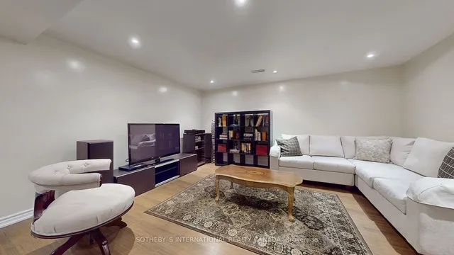 Additional image 35 of 19 Hollowgrove Blvd