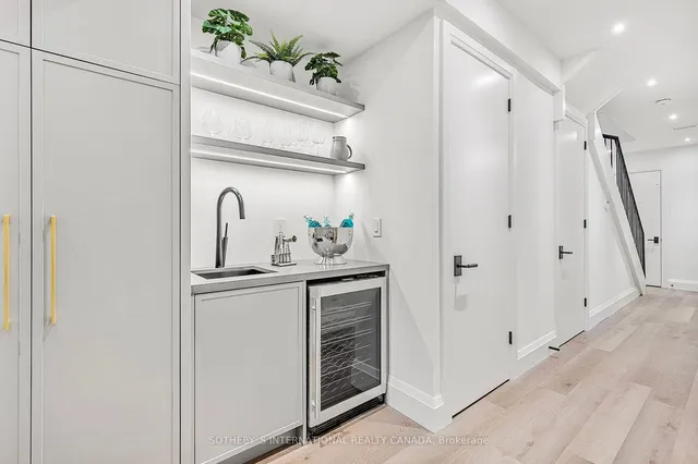 Additional image 35 of 678 Oriole Pkwy