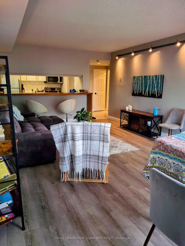 Additional image 4 of 77 Harbour Sq Unit 809