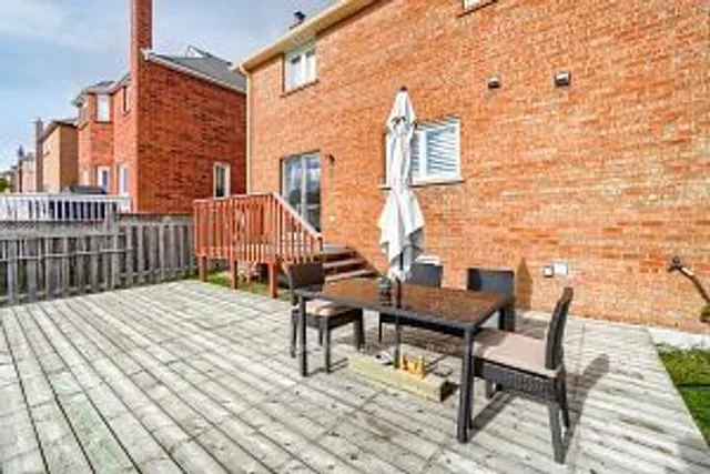 Additional image 38 of 292 Laurentian Ave