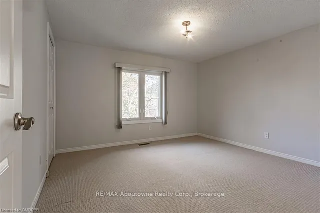 Additional image 25 of 398 BARCLAY Cres