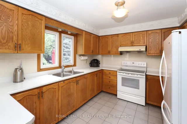 Additional image 11 of 4229 Capilano Crt